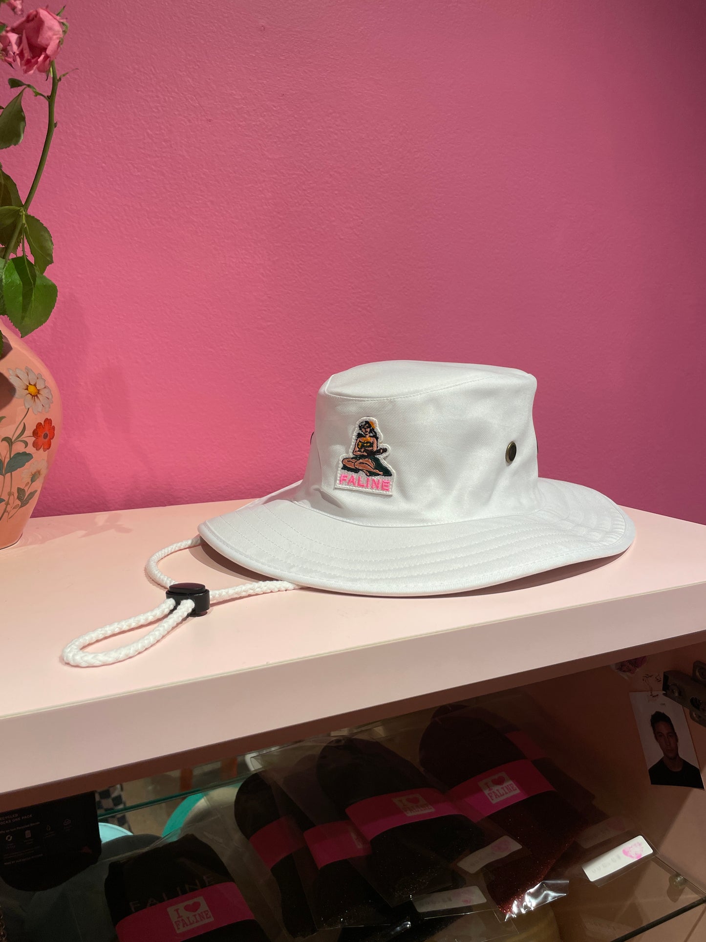 Faline Hawaian Wappen Backet Hat  in White