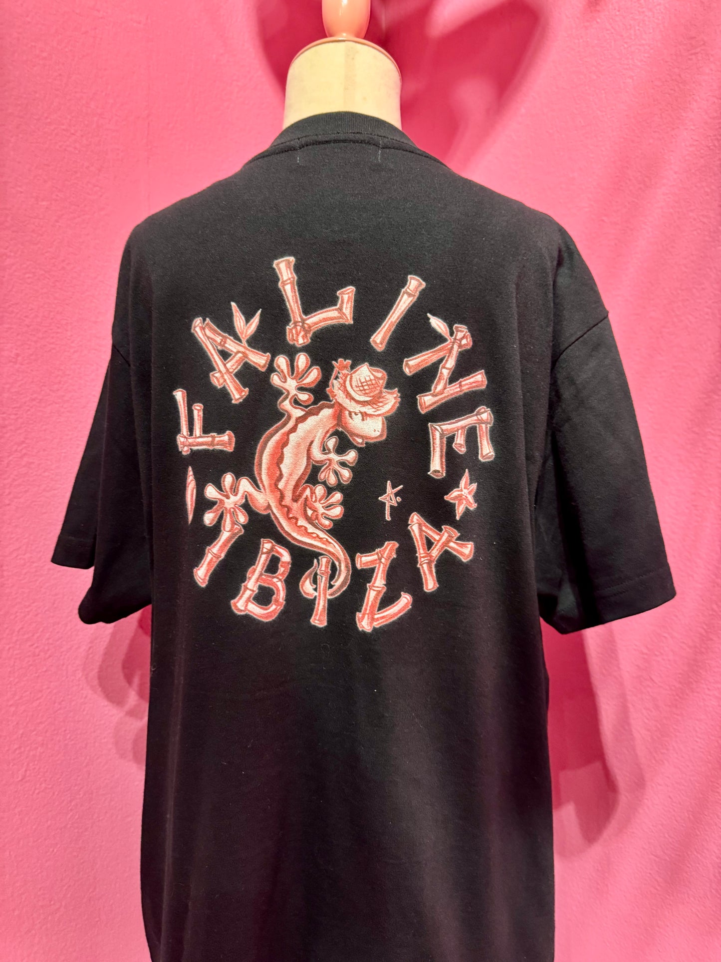 Antoine Kruk x Faline IBIZA Tee Gecko on back in black